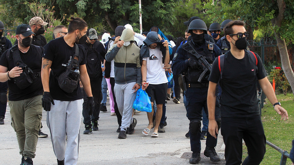 Πολυτεχνειούπολη: Στον ανακριτή οι 22 συλληφθέντες - Συγγενείς τους επιτέθηκαν σε δημοσιογράφους