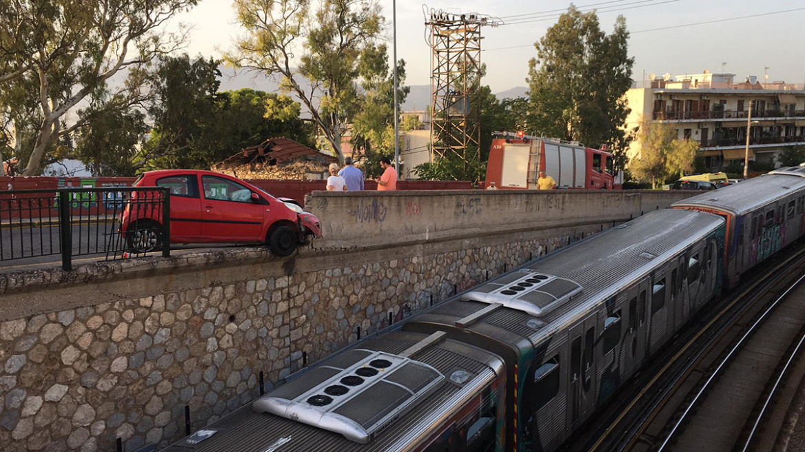 Κηφισιά: Αυτοκίνητο προσέκρουσε σε κιγκλίδωμα και παραλίγο να πέσει τις ράγες του ΗΣΑΠ