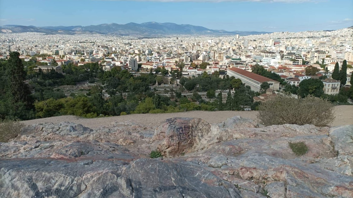 Αυτοκτονία 47χρονης στην Ακρόπολη: «Έκανε το σταυρό της και έπεσε», λένε μάρτυρες 