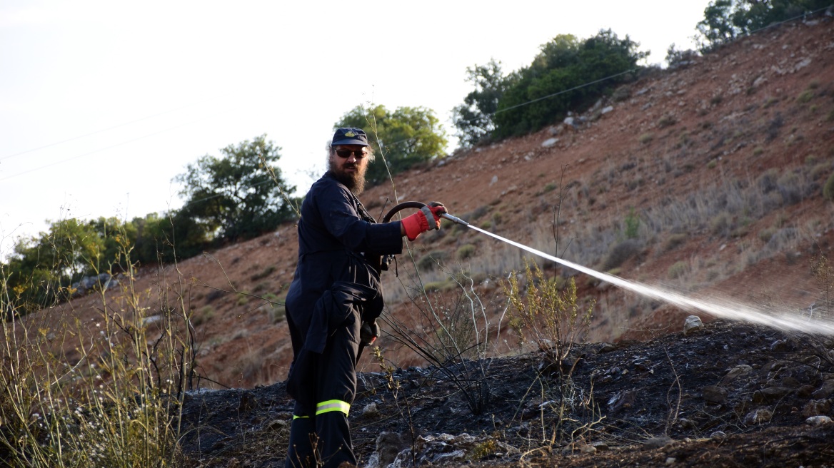 Φωτιά στα Σβορωνάτα της Κεφαλονιάς - Πετούν και αεροσκάφη