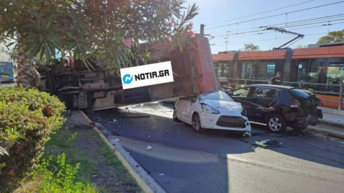 Τροχαίο στο Νέο Φάληρο - Φορτηγό καταπλάκωσε παρκαρισμένο ΙΧ