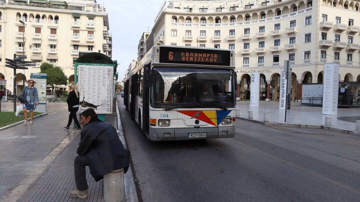 Δάγκωσε ελεγκτή του ΟΑΣΘ, τον κλώτσησε στο κεφάλι και πήγε να «αποδράσει» από το παράθυρο του λεωφορείου