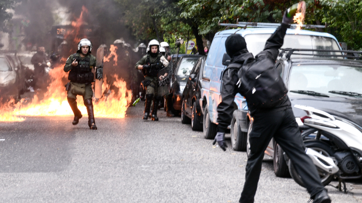 Βιασμός 12χρονης: Επεισόδια στη συγκέντρωση στα Σεπόλια - Δείτε φωτογραφίες