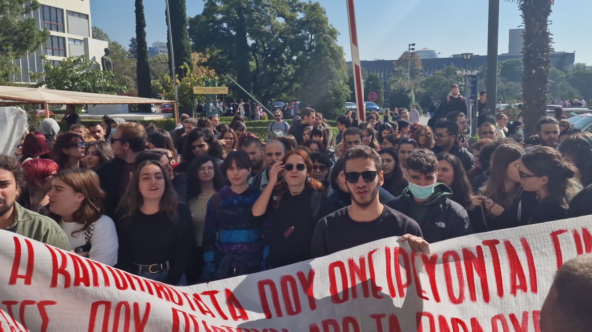 ΑΠΘ: Νέα διαμαρτυρία για την πτώση του φοιτητή από το παράθυρο της Νομικής Σχολής