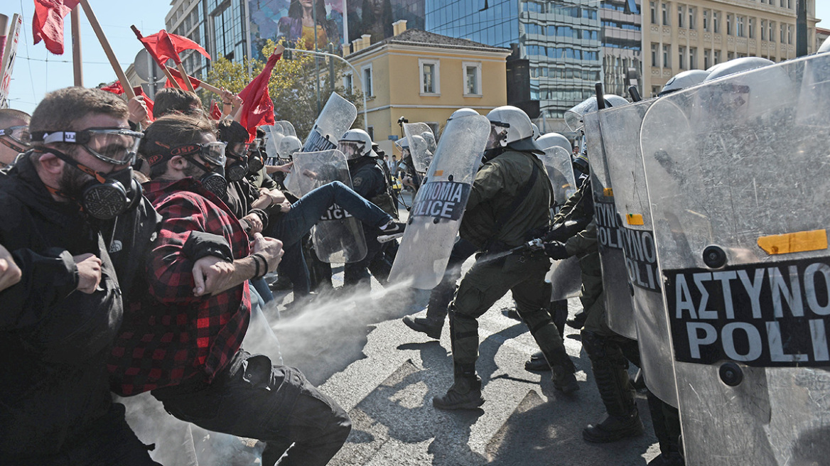 Επεισόδια και χημικά στο πανεκπαιδευτικό συλλαλητήριο στα Προπύλαια - Δείτε βίντεο