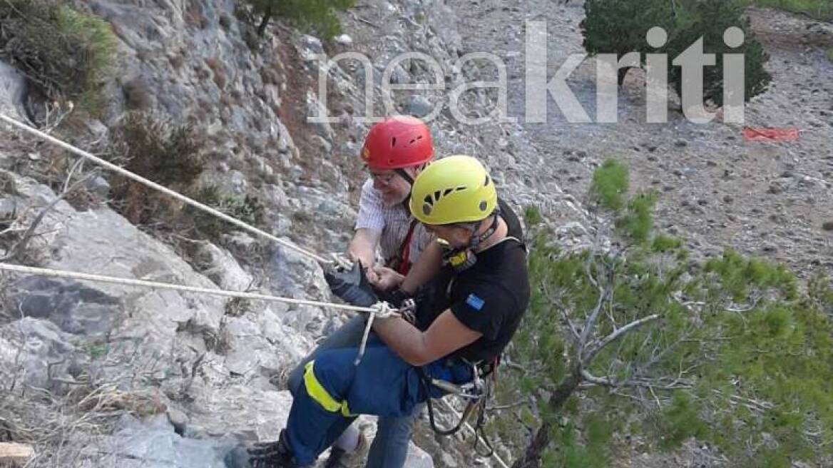 Χανιά: Καρέ-καρέ η διάσωση του 65χρονου τουρίστα - Ήταν εγκλωβισμένος στα βράχια όλη τη νύχτα