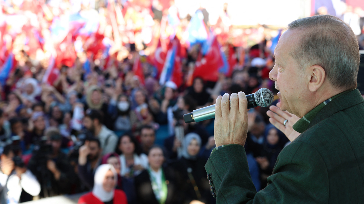 Ο Ερντογάν κερδίζει έδαφος στις δημοσκοπήσεις με την ακραία εθνικιστική και ισλαμική ρητορική