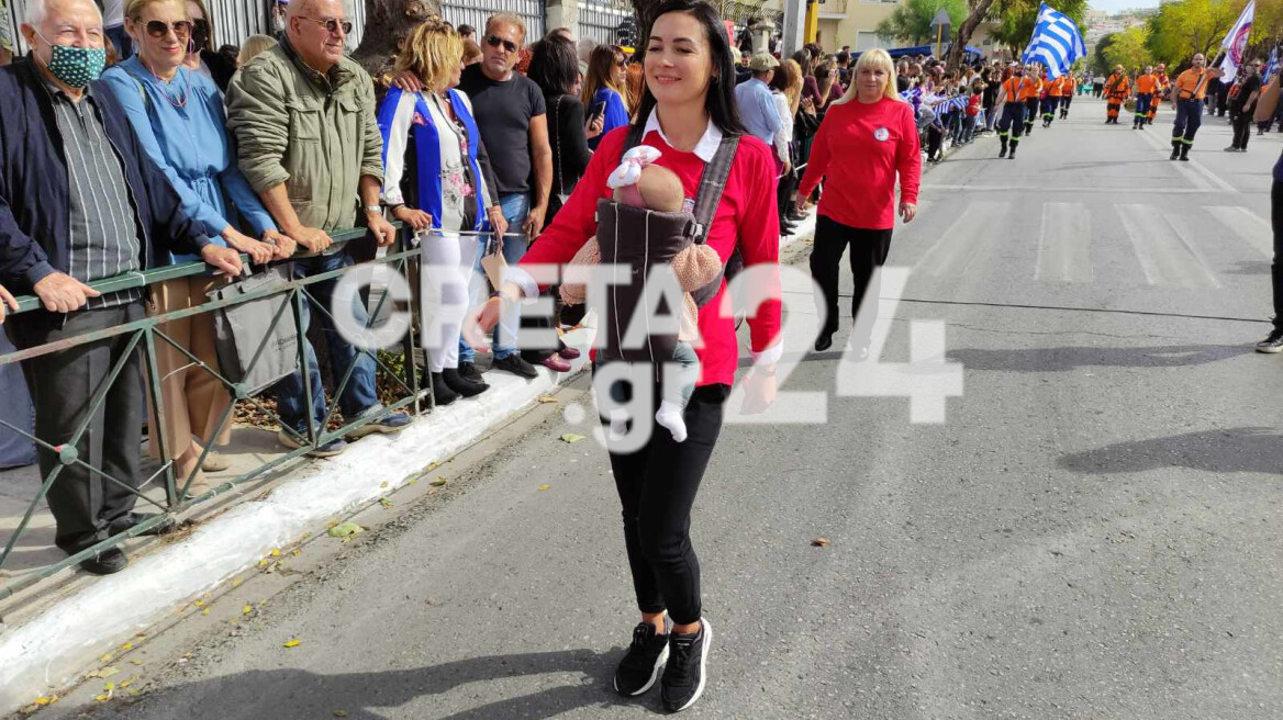 28η Οκτωβρίου - Χανιά: Παρέλασαν αγκαλιά με τα παιδιά τους - Δείτε φωτογραφίες