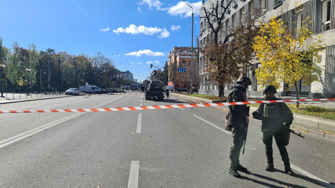 Πόλεμος στην Ουκρανία: Μπαράζ εκρήξεων στο Κίεβο - Δείτε βίντεο