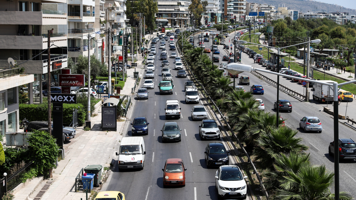 Κυκλοφοριακό κομφούζιο στην Ποσειδώνος, στο ύψος του Αλίμου λόγω καραμπόλας τριών αυτοκινήτων