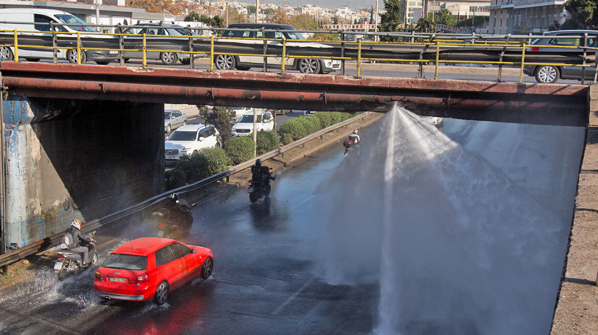 Κηφισός: Διερχόμενο φορτηγό παραβίασε το ύψος και τρύπησε τον αγωγό - Κλειστή η ΛΕΑ και η δεξιά λωρίδα κυκλοφορίας