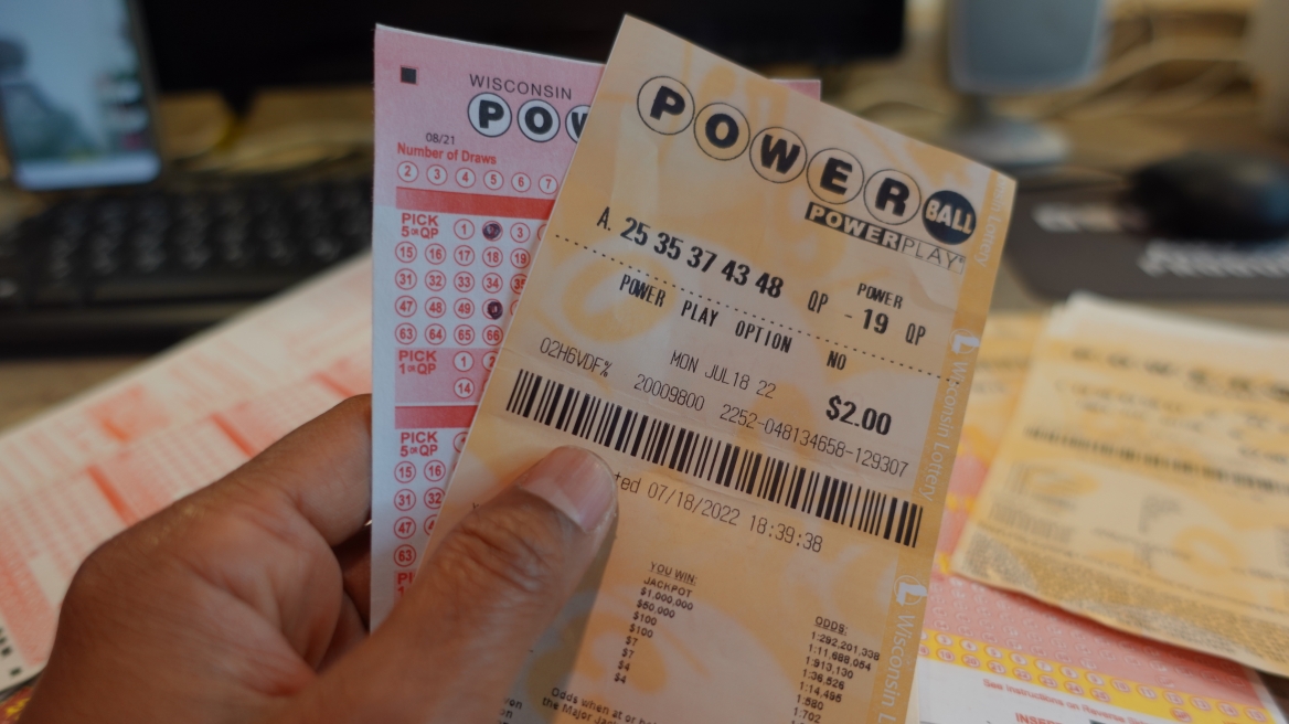 Μήνυση κατά του νικητή των 2 δισ. δολαρίων στο Powerball γιατί «το λαχείο του είναι κλεμμένο»