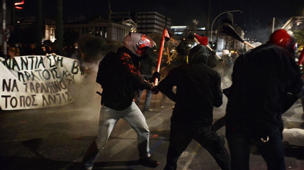 Εξάρχεια: Συνελήφθησαν 16 άτομα για τα επεισόδια σε πορεία για το Μετρό - Δείτε φωτογραφίες