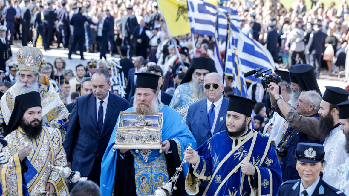 Πειραιάς: Με τιμές αρχηγού κράτους έφτασε η Αγία Ζώνη της Παναγίας από τη Μονή Βατοπαιδίου