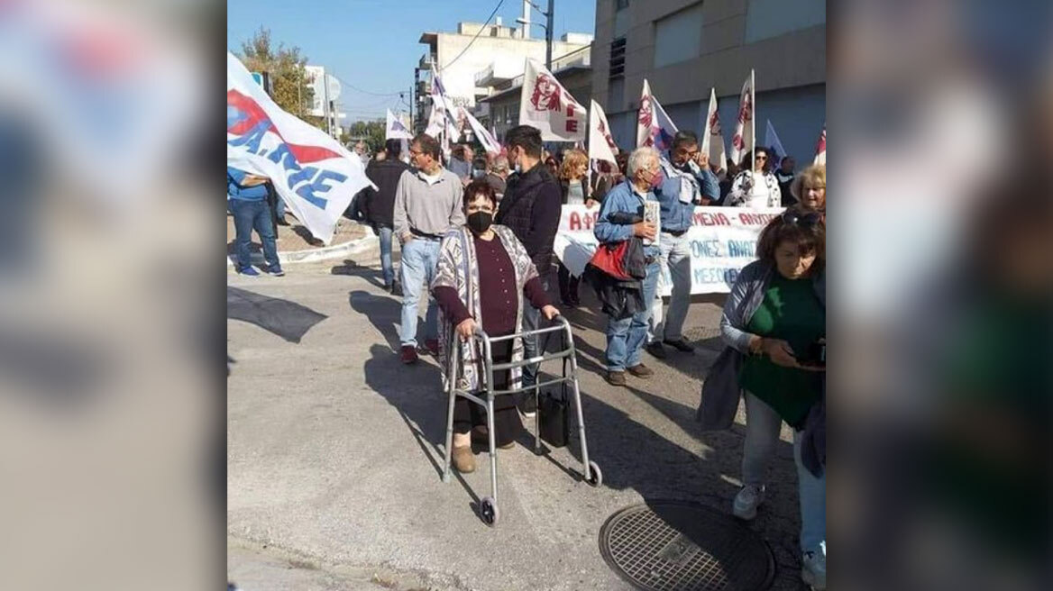 Αλέκα Παπαρήγα: Πήγε στην πορεία με «πι» - Το Twitter στο πλευρό της