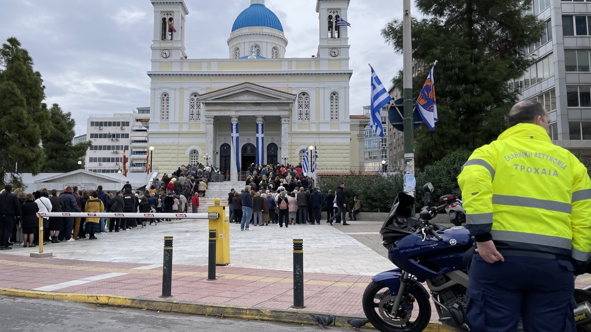 Πειραιάς: Τεράστια προσέλευση στον Άγιο Νικόλαο - Τρεις ώρες στην ουρά για να προσκυνήσουν την Αγία Ζώνη της Παναγίας