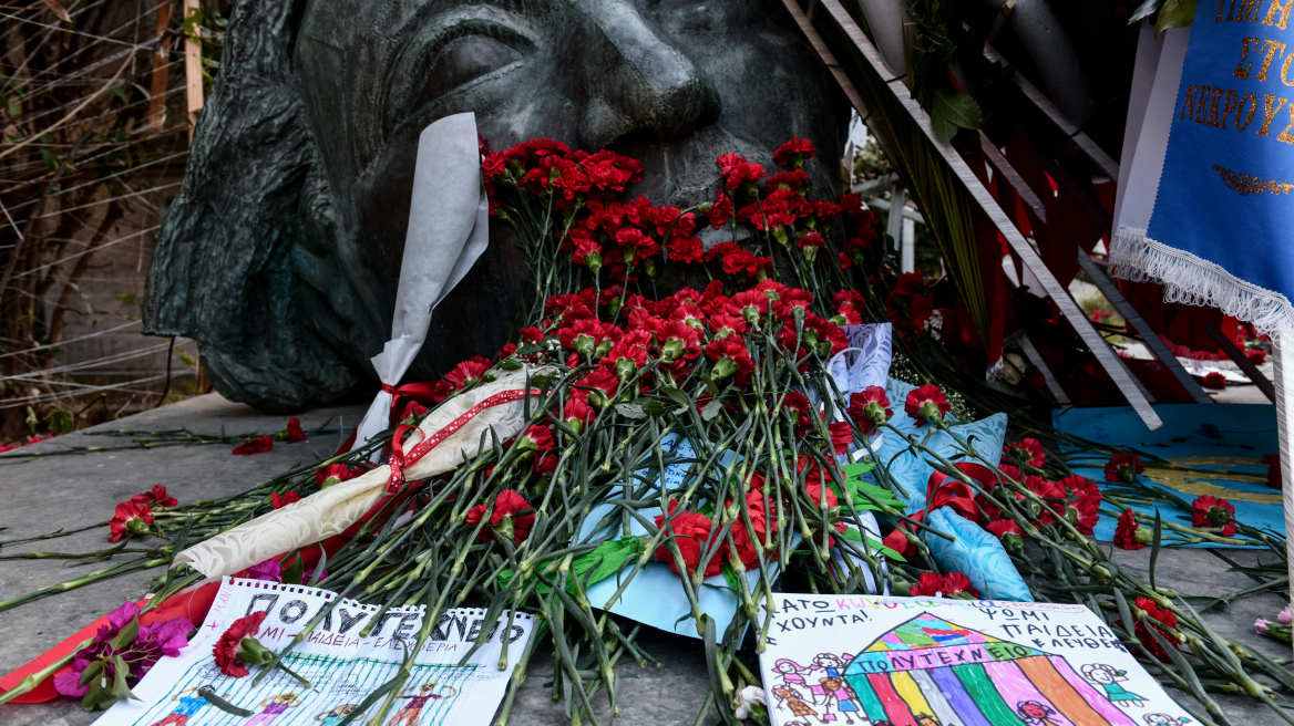 Επέτειος Πολυτεχνείου: Συγκινούν οι παιδικές ζωγραφιές - Δείτε φωτογραφίες