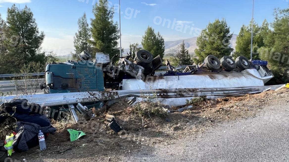 Λάρισα: Σε εξέλιξη η επιχείρηση απομάκρυνσης του βυτιοφόρου που ανατράπηκε - Κλειστή παραμένει η Εθνική Οδός