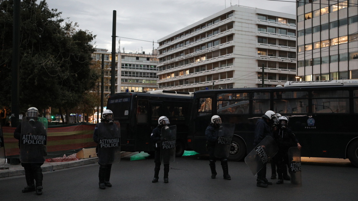 Επέτειος Πολυτεχνείου: Έπεσαν κρότου λάμψης και μολότοφ στην πλατεία Κλαυθμώνος