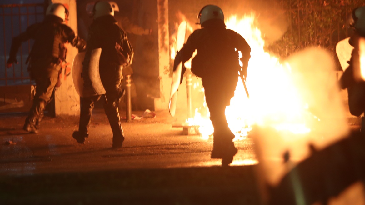 Πάτρα: Βαρύ κατηγορητήριο για 21χρονη μετά τις μολότοφ στην πορεία για το Πολυτεχνείο