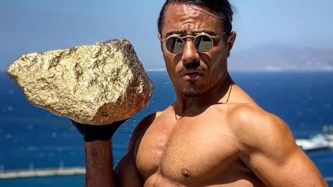 Salt Bae: O Νουσρέτ απάντησε με μια «χρυσή» μπριζόλα στην κριτική για τον λογαριασμό των 161.000 ευρώ