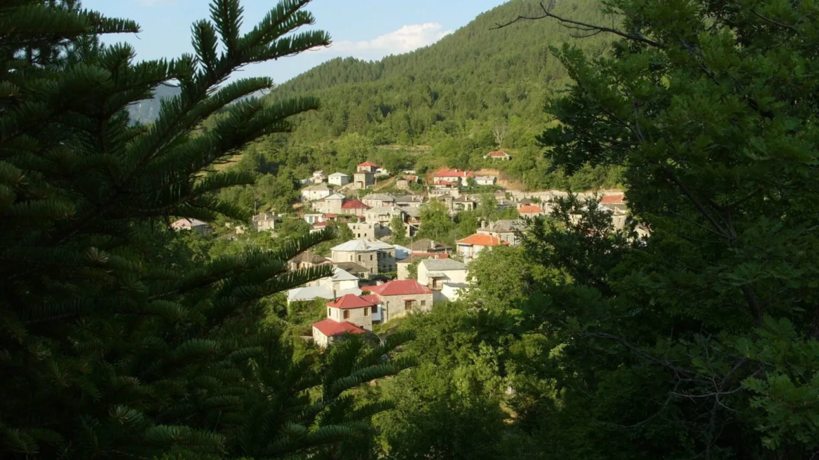 Ένας παραδοσιακός οικισμός μέσα στα σφενδάμια και τις βελανιδιές του Σμόλικα