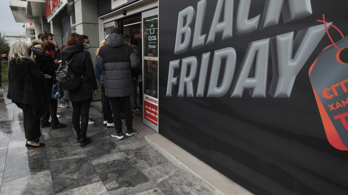 Black Friday: Ουρές έξω από καταστήματα και εμπορικά στο κέντρο της Αθήνας 