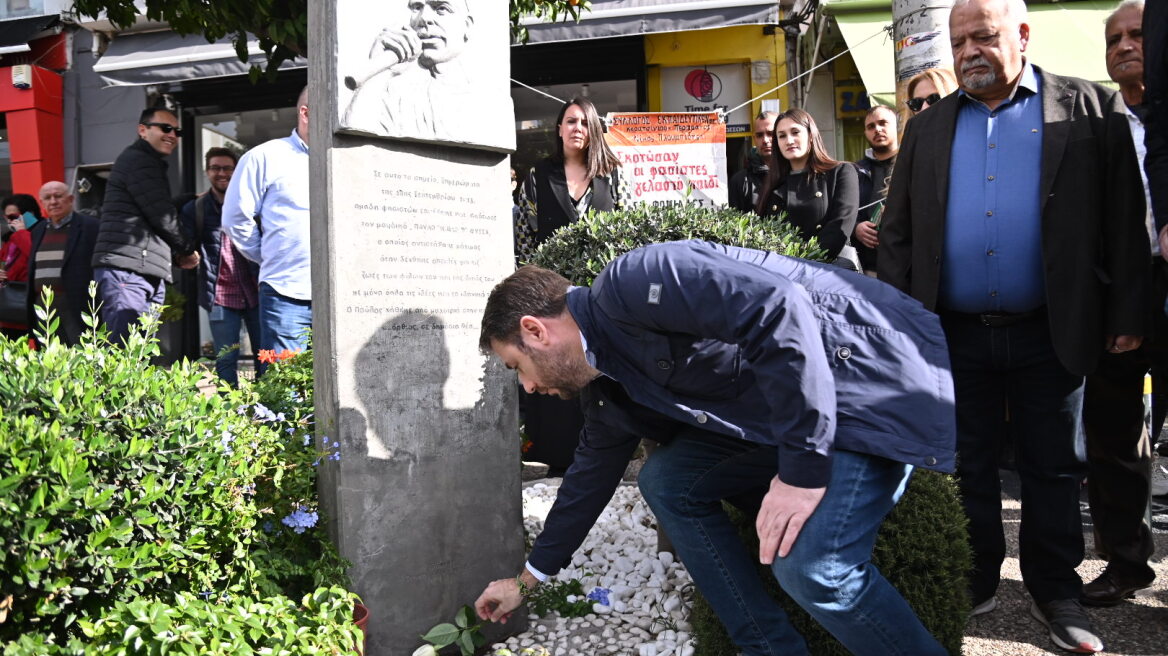 Στο Κερατσίνι ο Ανδρουλάκης - Συνομίλησε με πολίτες, άφησε λουλούδι στο μνημείο του Παύλου Φύσσα