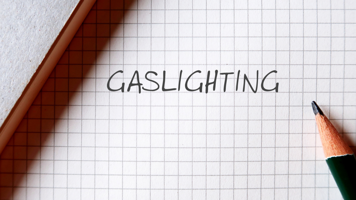 Gaslighting: Η λέξη της χρονιάς για το λεξικό Merriam-Webster