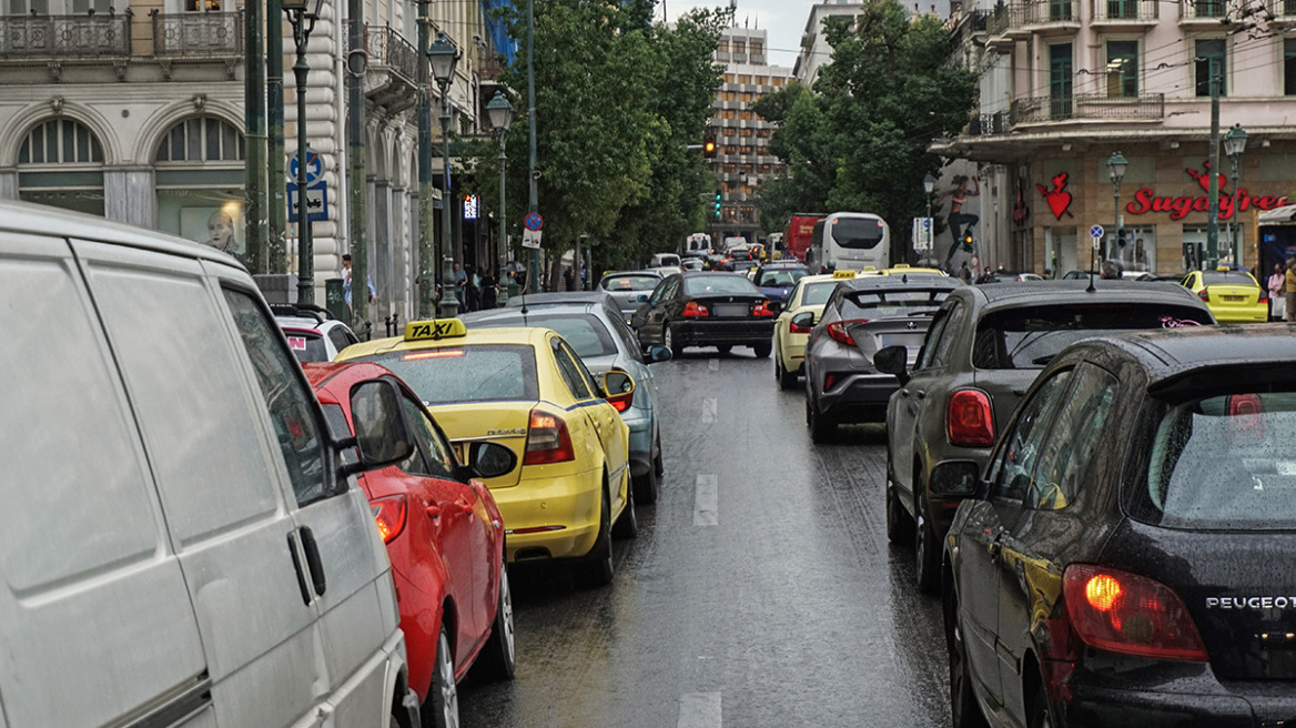 Κίνηση: Στα «κόκκινα» οι κεντρικοί δρόμοι της Αττικής