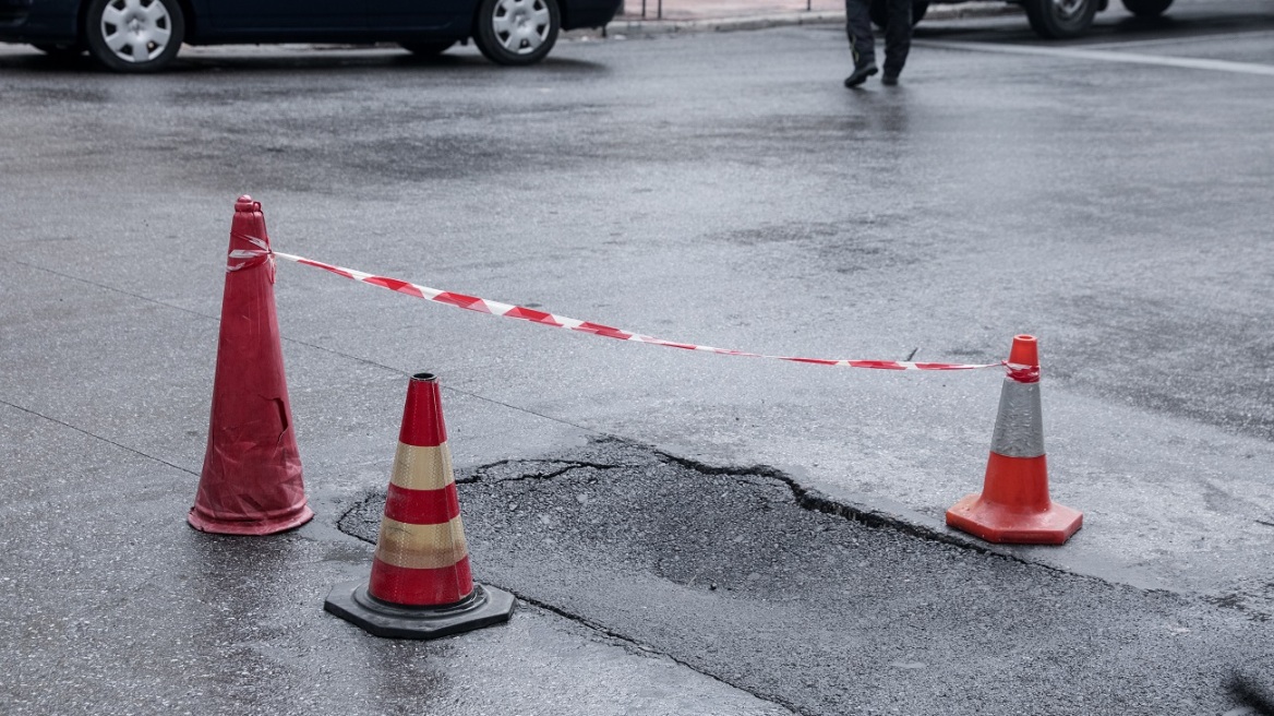 Διακοπή κυκλοφορίας στον Άγιο Δημήτριο λόγω καθίζησης του οδοστρώματος