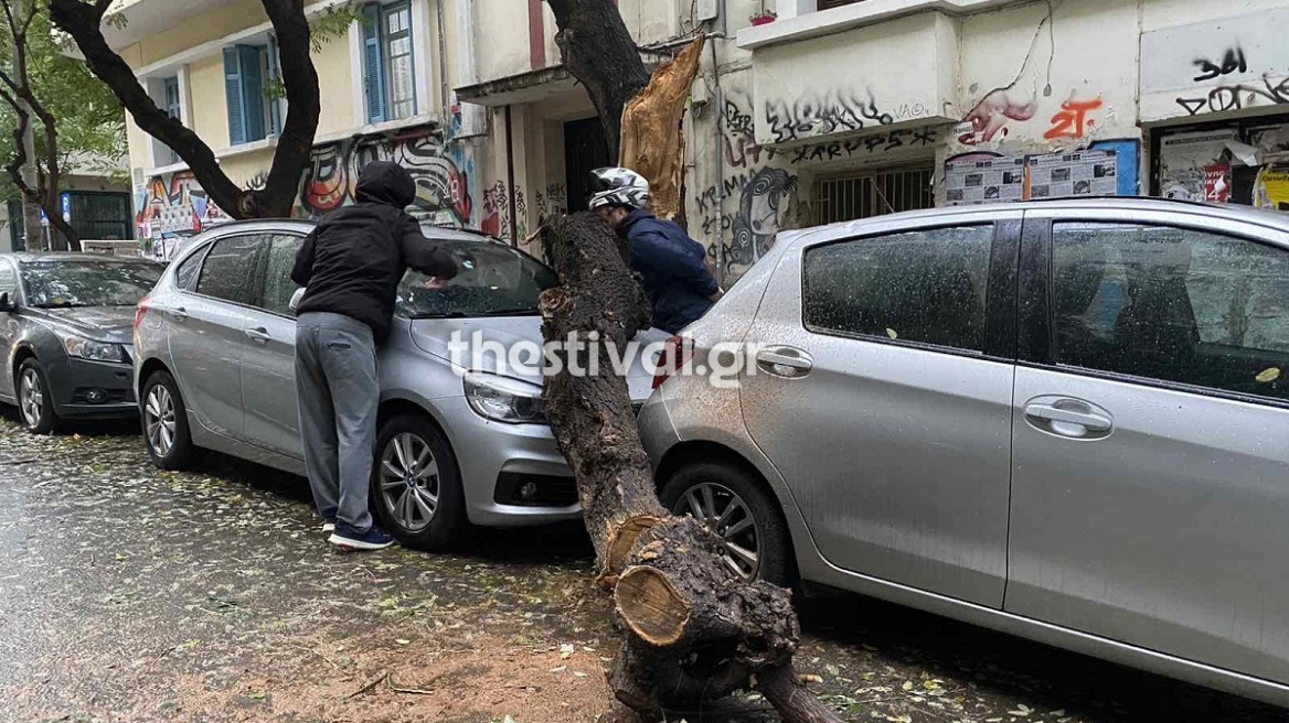 Κακοκαιρία «Άριελ»: Προβλήματα στη Θεσσαλονίκη - Ζημιές σε αυτοκίνητα, χωρίς ρεύμα περιοχές