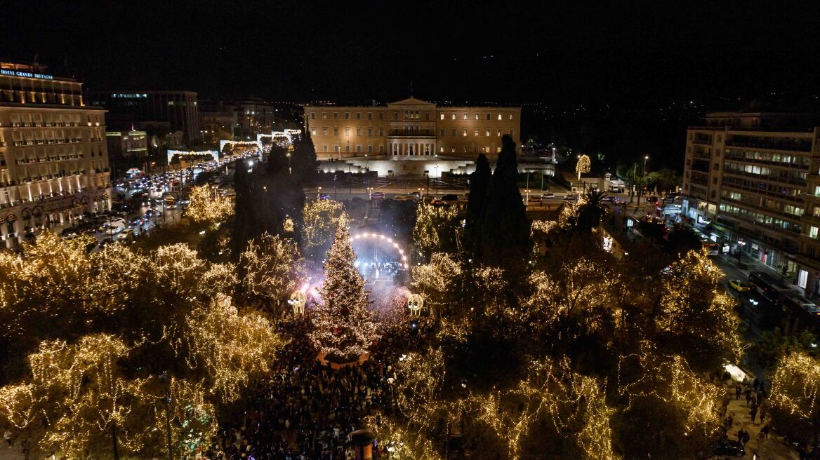 Άναψε στο Σύνταγμα το χριστουγεννιάτικο δέντρο της Αθήνας - Δείτε φωτογραφίες και βίντεο