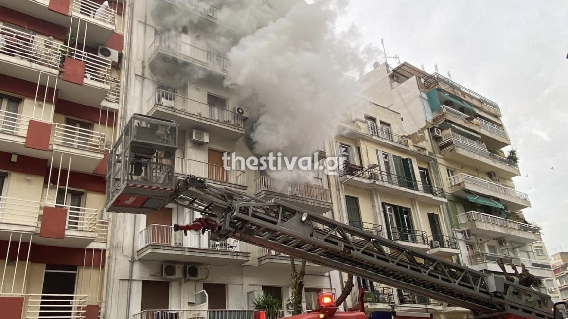 Φωτιά σε διαμέρισμα στo κέντρο της Θεσσαλονίκης - Απεγκλωβίστηκαν δύο άτομα