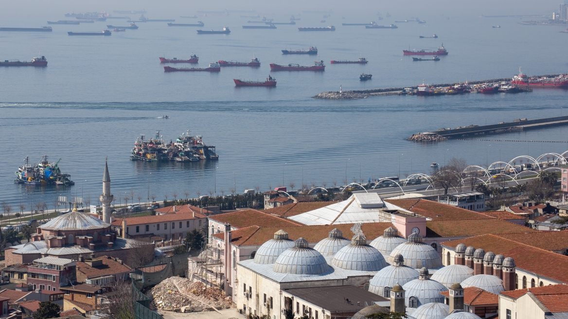 Συνωστισμός στην Τουρκία: 19 τάνκερ αγκυροβόλησαν μετά την επιβολή πλαφόν στο ρωσικό πετρέλαιο