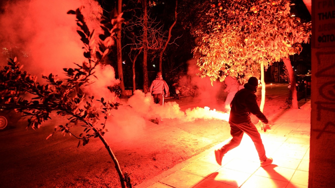 Επιθέσεις με μολότοφ κατά αστυνομικών στα Εξάρχεια