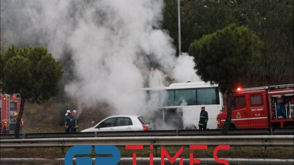 Θεσσαλονίκη: Φωτιά ξέσπασε σε σχολικό λεωφορείο - Απομακρύνθηκαν έγκαιρα τα παιδιά