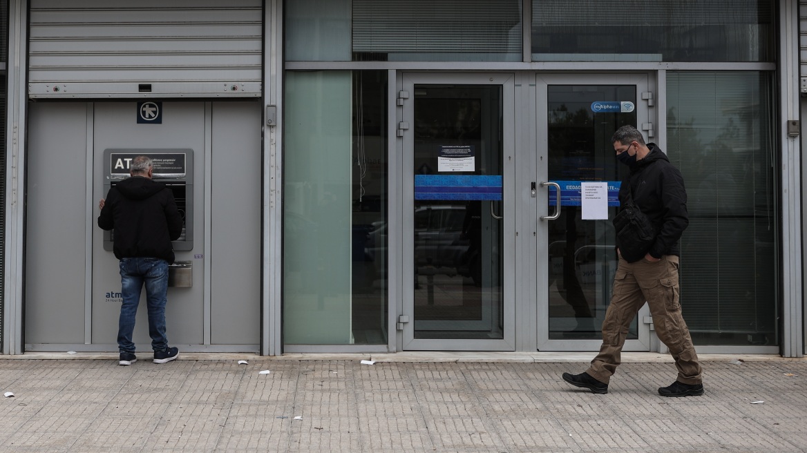 Αργυρούπολη: 7.000 ευρώ φέρεται να έκλεψε ο συνταγματάρχης «ληστής με τη χειροβομβίδα»