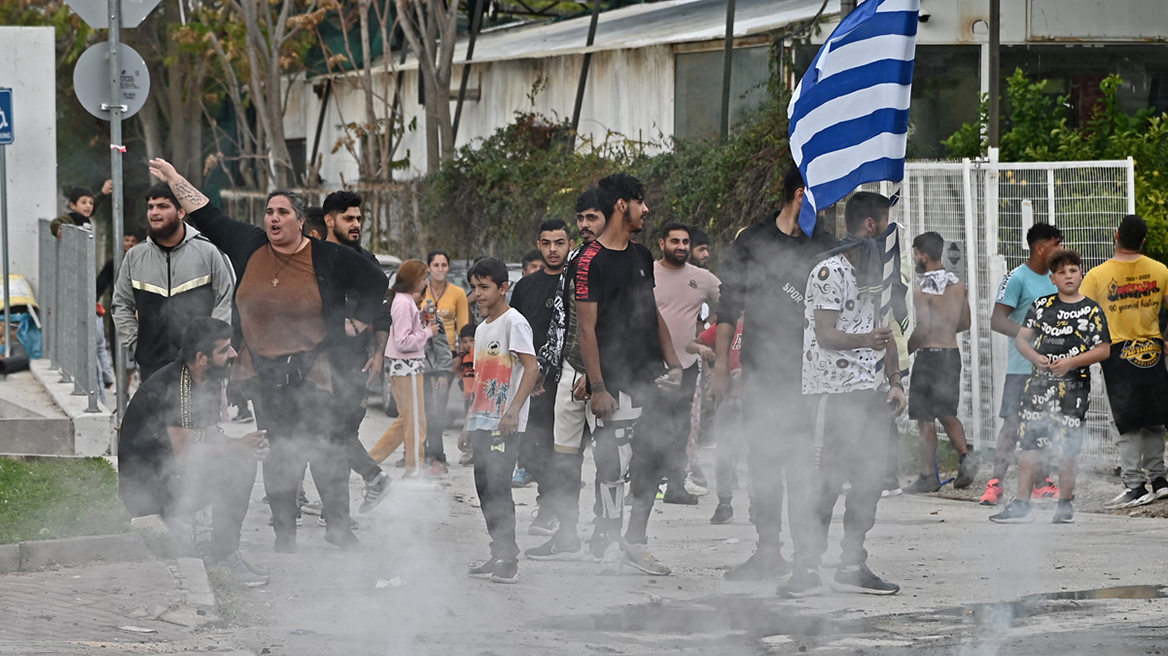 Δείτε βίντεο: Ρομά πετούν πέτρες σε αστυνομικούς στο Νομισματοκοπείο