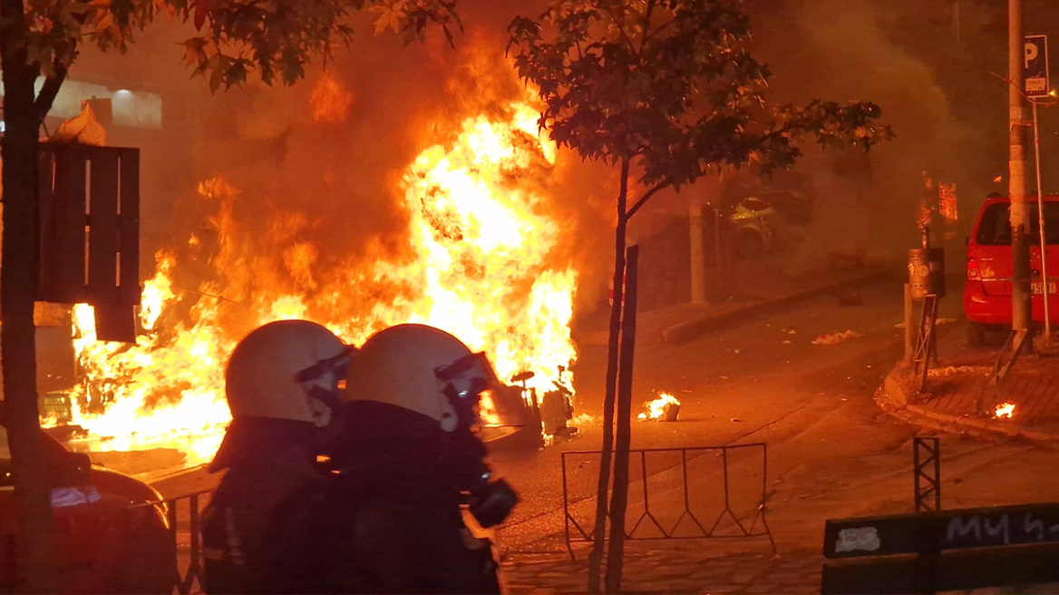 Πεδία μάχης Θεσσαλονίκη και Αθήνα με φωτιές και μολότοφ μετά τις πορείες για τον Γρηγορόπουλο (βίντεο + φωτό) 