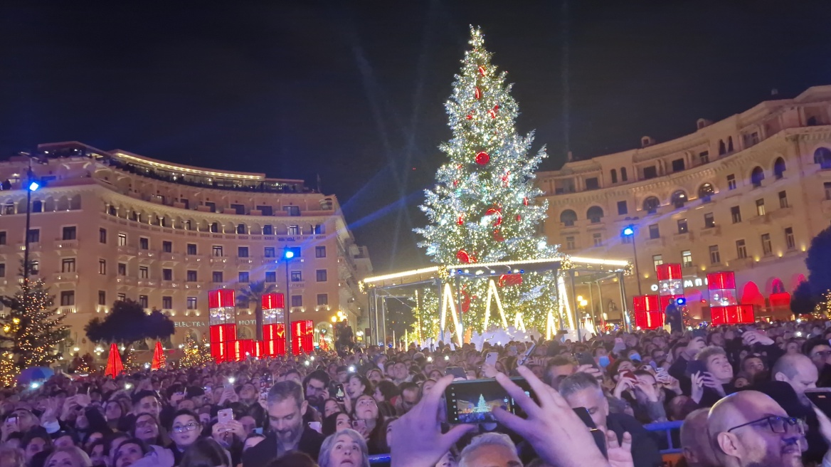 Θεσσαλονίκη: Με εντυπωσιακό show πυροτεχνημάτων άναψε το δέντρο - Δείτε βίντεο και φωτογραφίες