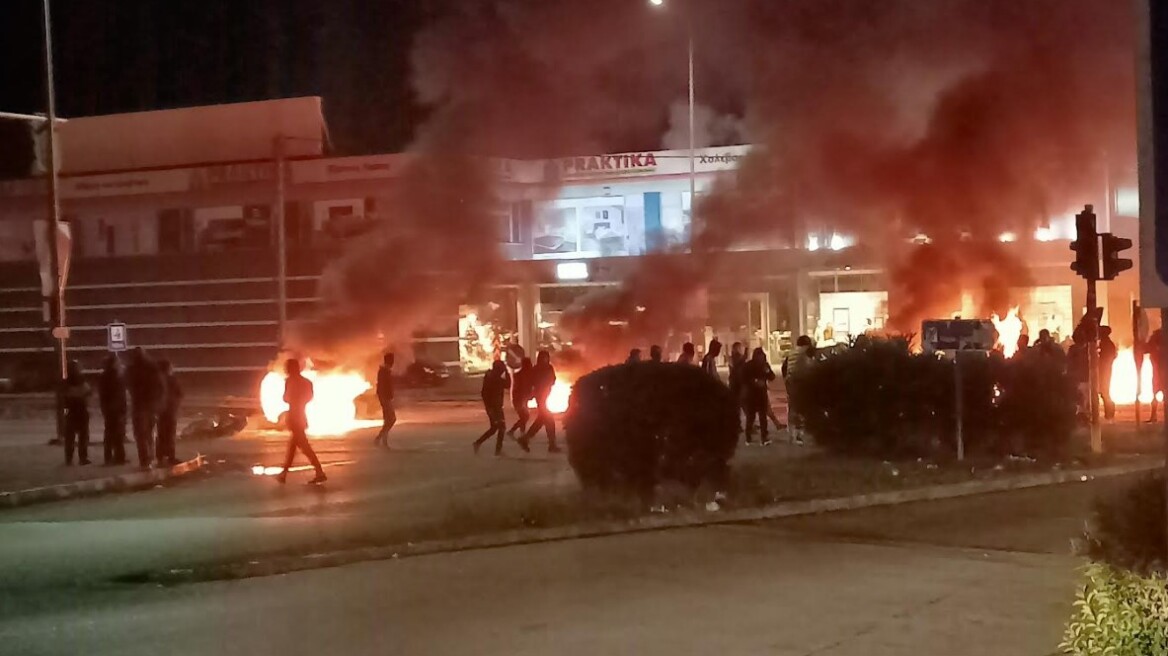 Αγρίνιο: Έκτροπα από Ρομά - Έκαψαν κάδους και πετούσαν πέτρες σε αστυνομικούς