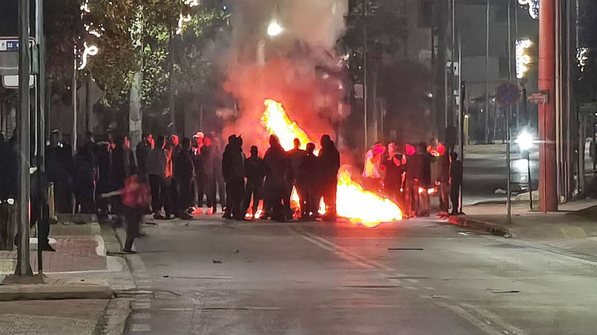 Μενίδι: 10 αστυνομικοί τραυματίστηκαν στα επεισόδια από τους Ρομά - Οι τέσσερις από σκάγια!