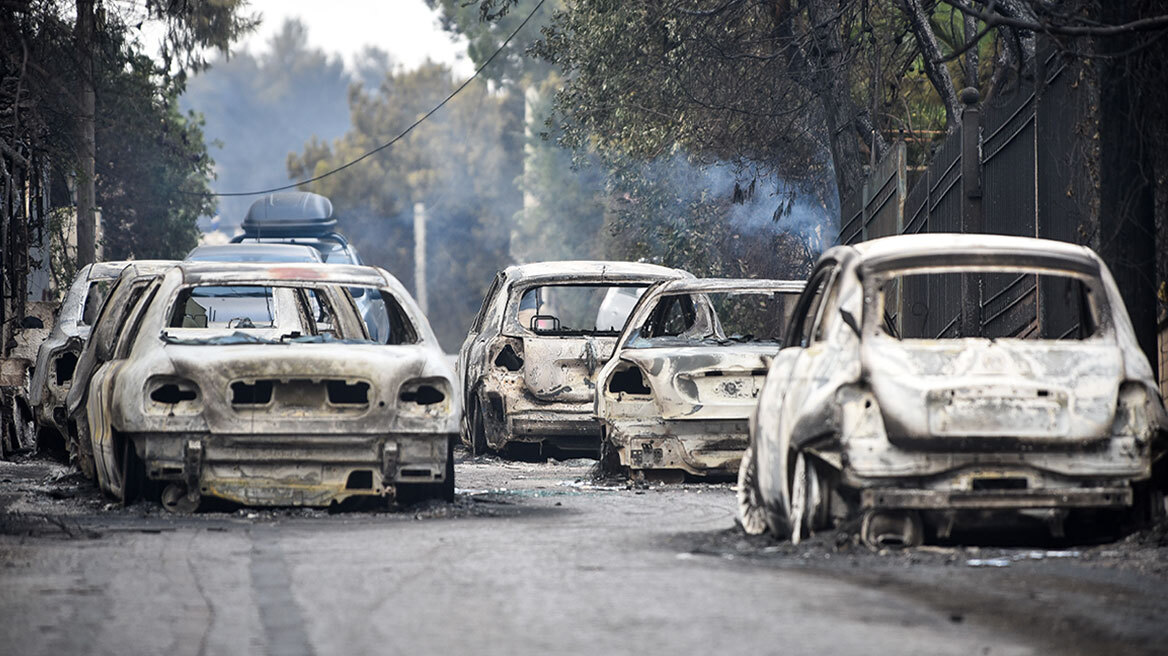 Δίκη για τη φωτιά στο Μάτι: «Έδεσα το νεκρό πατέρα μου μαζί μας με το ράσο του», λέει μάρτυρας