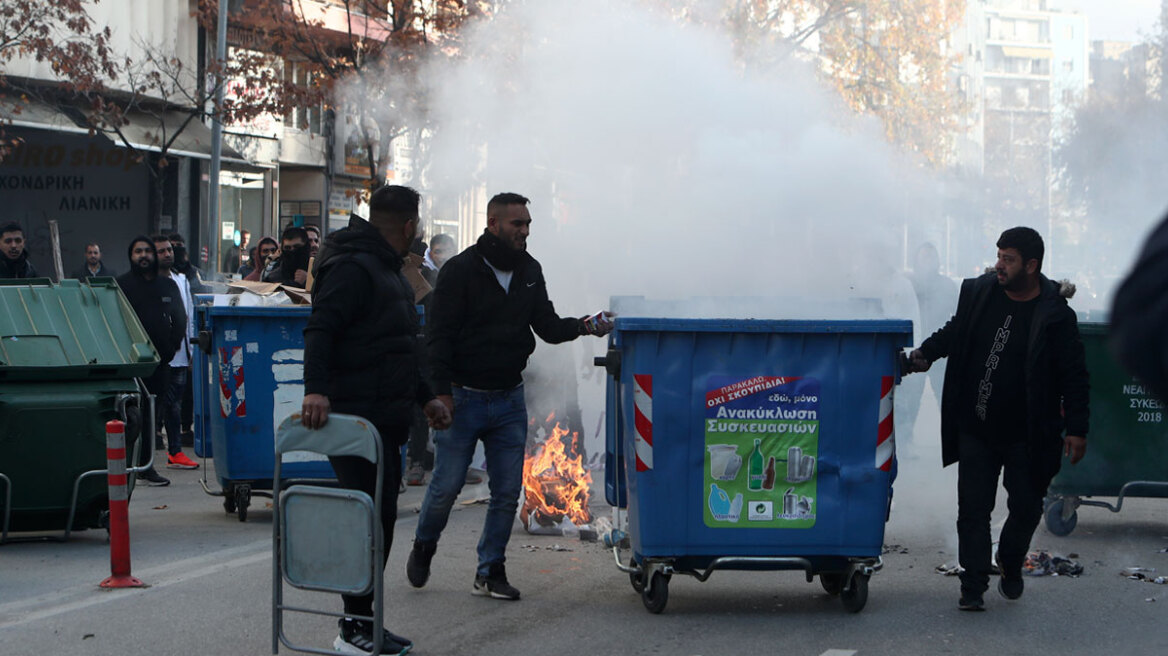 Ρομά έκαψαν επιχειρήσεις, εισέβαλαν σε καφενεία και ξυλοκόπησαν πολίτες