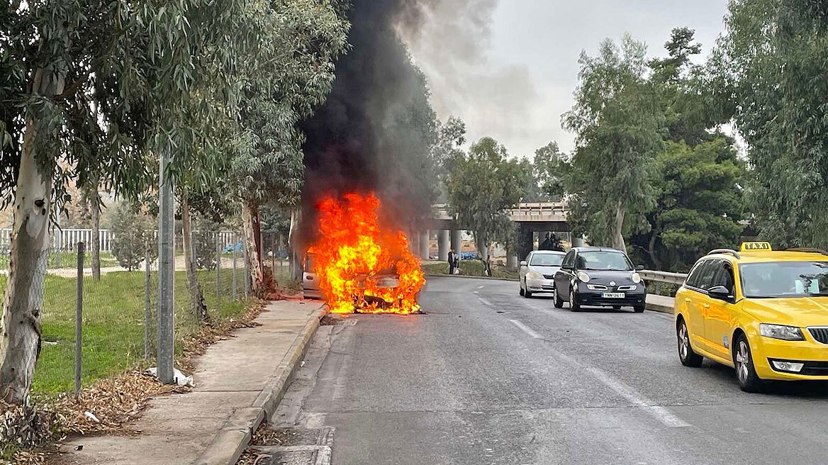 Αυτοκίνητο τυλίχθηκε στις φλόγες στην είσοδο της Συγγρού από Πειραιά