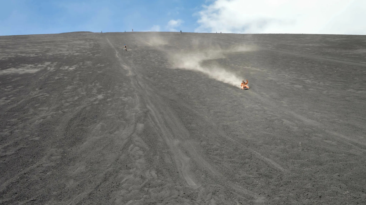 Volcano surfing: Το πρωτότυπο extreme sport στις πλαγιές των ηφαιστείων