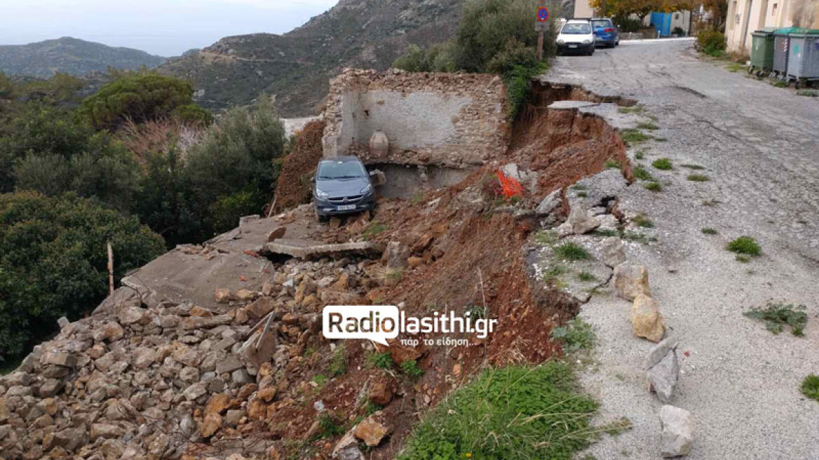 Iεράπετρα: Υποχώρησε ο δρόμος και Ι.Χ. βρέθηκε μέσα σε οίκημα - Δείτε φωτογραφίες