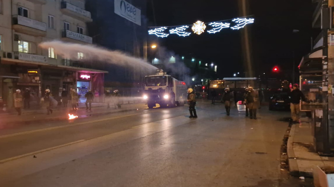 Θεσσαλονίκη: Επεισοδιακή πορεία με μολότοφ και χημικά για τον θάνατο του 16χρονου Ρομά