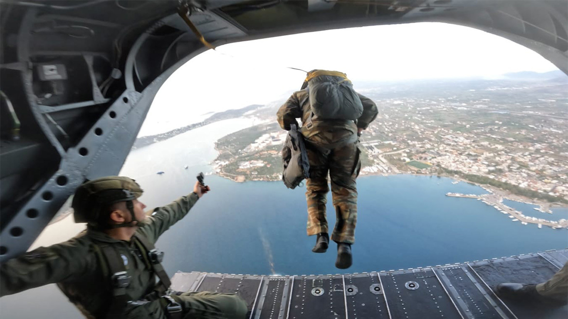 Στο Κέντρο Εκπαίδευσης Ειδικών Δυνάμεων ο Φλώρος, συμμετείχε σε άσκηση αλεξιπτωτιστών - Βίντεο